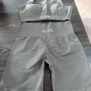 ILUS grey Seamless Sports Bra & High-Waist Shorts Set